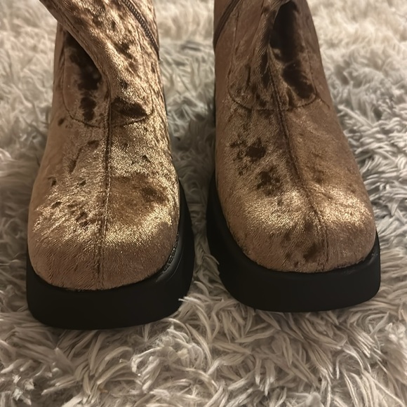 Steve Madden Klayton taupe velour lugged heel boot NWOT 7.5 - Picture 3 of 5